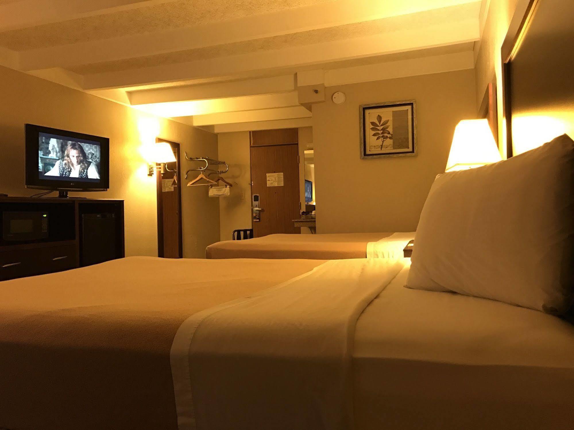 Days Inn By Wyndham Bloomington West Kültér fotó